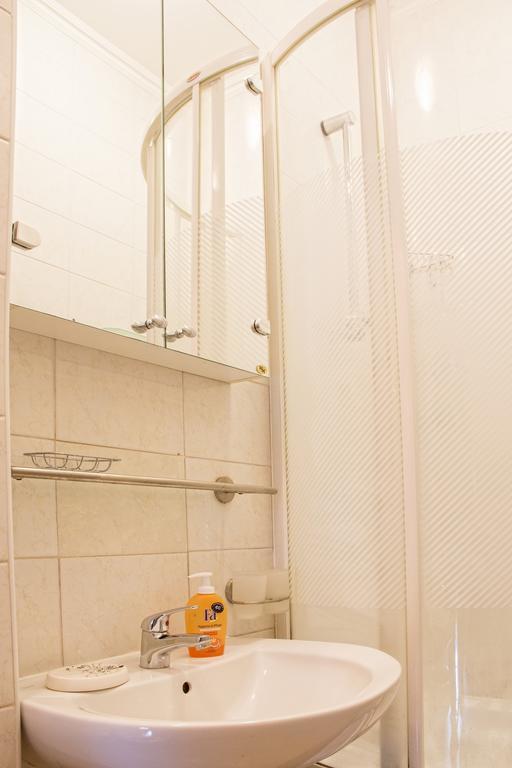 Kyiv Apartment In The City Center On Turgenevskaya Street Екстериор снимка