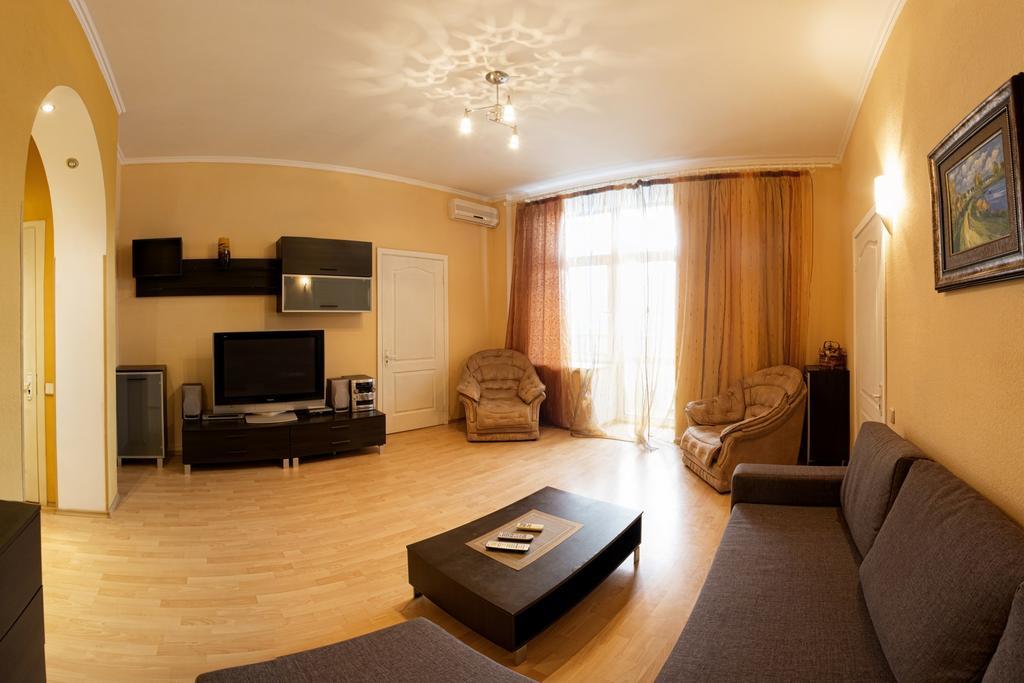 Kyiv Apartment In The City Center On Turgenevskaya Street Екстериор снимка