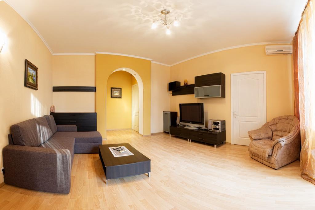 Kyiv Apartment In The City Center On Turgenevskaya Street Екстериор снимка